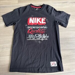 Nike Sportswear Shirt Mens Small Black Red Spellout NSW T Tee 1972‎ Front & Back